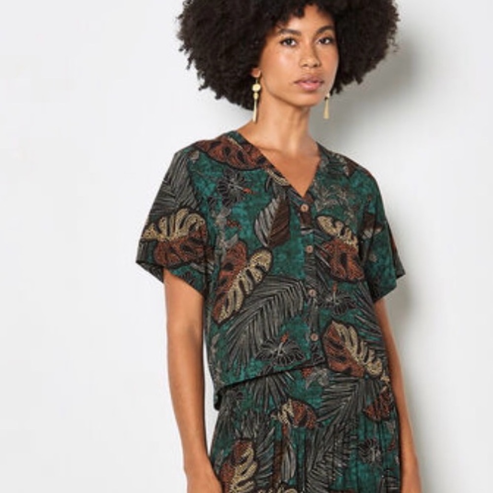 APRICOT 🍑- Tropical Leaf Print Button Front Top in Teal and Brown - Picture 3 of 8